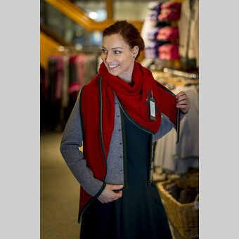 Sehr kleidsam, der Pantherstrick im Kaufhaus Caj. Arzberger in Mariazell, seit 1871 | © STG | Tom Lamm