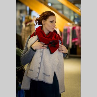 Sehr kleidsam, der Pantherstrick im Kaufhaus Caj. Arzberger in Mariazell, seit 1871 | © STG | Tom Lamm