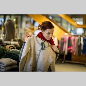 Mit Tracht mehr denn je gut gekleidet. Kaufhaus Caj. Arzberger in Mariazell, seit 1871 | © STG | Tom Lamm