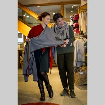 Pantherstrick entworfen von Gabi Arzberger (re). Kaufhaus Caj. Arzberger in Mariazell, seit 1871 | © STG | Tom Lamm