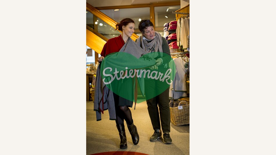 Pantherstrick entworfen von Gabi Arzberger (re). Kaufhaus Caj. Arzberger in Mariazell, seit 1871 | © STG | Tom Lamm