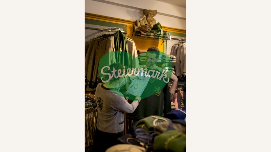 Sehr kleidsam, der Pantherstrick im Kaufhaus Caj. Arzberger in Mariazell, seit 1871 | © STG | Tom Lamm