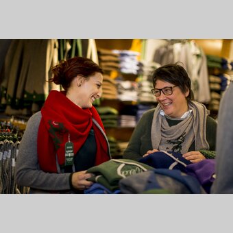 Pantherstrick entworfen von Gabi Arzberger (re). Kaufhaus Caj. Arzberger in Mariazell, seit 1871 | © STG | Tom Lamm