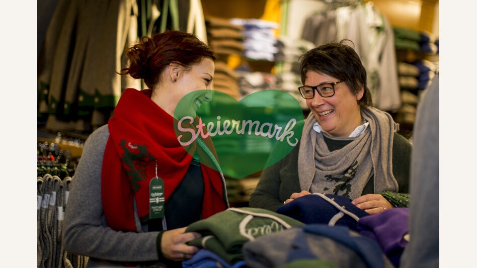 Pantherstrick entworfen von Gabi Arzberger (re). Kaufhaus Caj. Arzberger in Mariazell, seit 1871 | © STG | Tom Lamm