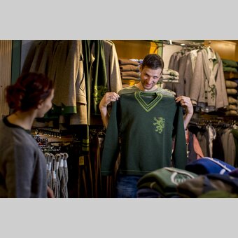 Sehr kleidsam, der Pantherstrick im Kaufhaus Caj. Arzberger in Mariazell, seit 1871 | © STG | Tom Lamm