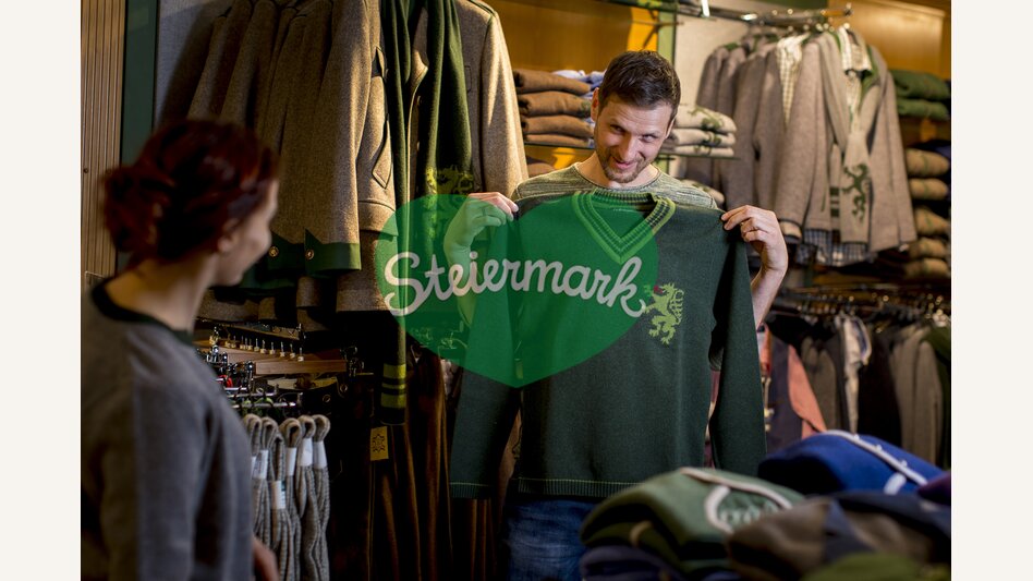 Sehr kleidsam, der Pantherstrick im Kaufhaus Caj. Arzberger in Mariazell, seit 1871 | © STG | Tom Lamm