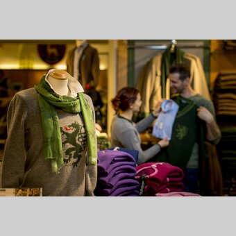 Sehr kleidsam, der Pantherstrick im Kaufhaus Caj. Arzberger in Mariazell, seit 1871 | © STG | Tom Lamm