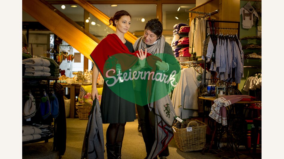 Pantherstrick entworfen von Gabi Arzberger (re). Kaufhaus Caj. Arzberger in Mariazell, seit 1871 | © STG | Tom Lamm