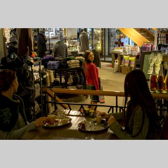 Mit Tracht mehr denn je gut gekleidet. Kaufhaus Caj. Arzberger in Mariazell, seit 1871 | © STG | Tom Lamm