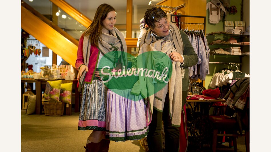 Mit Tracht mehr denn je gut gekleidet. Kaufhaus Caj. Arzberger in Mariazell, seit 1871 | © STG | Tom Lamm