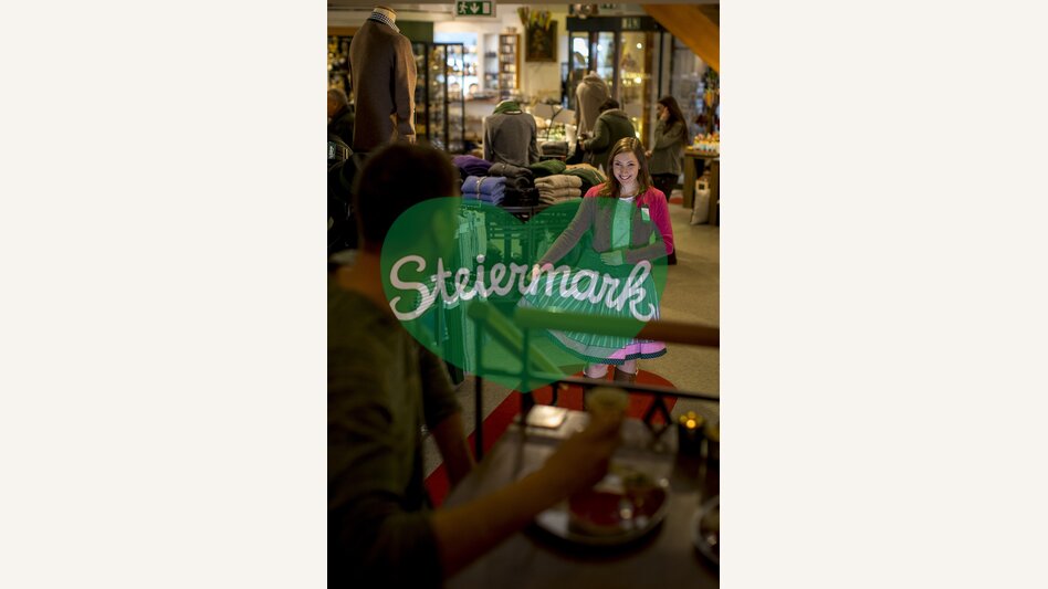 Mit Tracht mehr denn je gut gekleidet. Kaufhaus Caj. Arzberger in Mariazell, seit 1871 | © STG | Tom Lamm