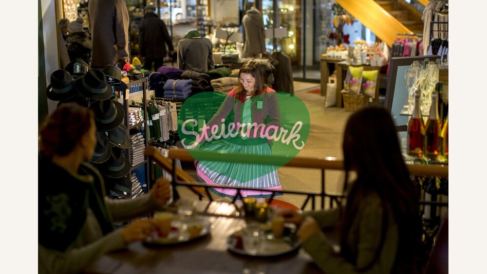 Mit Tracht mehr denn je gut gekleidet. Kaufhaus Caj. Arzberger in Mariazell, seit 1871 | © STG | Tom Lamm