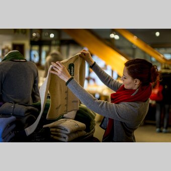 Mit Tracht mehr denn je gut gekleidet. Kaufhaus Caj. Arzberger in Mariazell, seit 1871 | © STG | Tom Lamm
