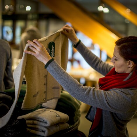 Mit Tracht mehr denn je gut gekleidet. Kaufhaus Caj. Arzberger in Mariazell, seit 1871 | © STG | Tom Lamm