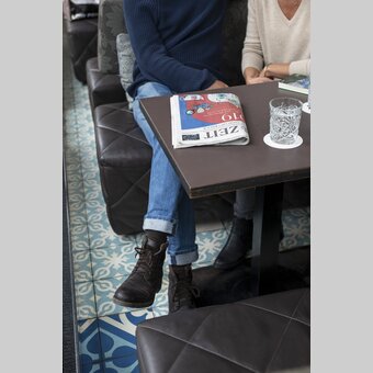 Pause im Cafe | © STG | Punkt & Komma