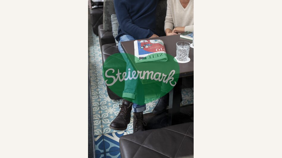 Pause im Cafe | © STG | Punkt & Komma