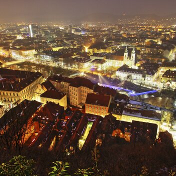 Graz bei Nacht mit Blick vom Schlossberg | © STG | Atelier Jungwirth / allOver