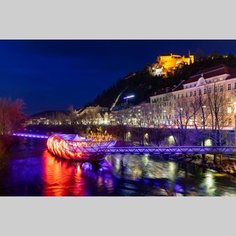 Murinsel mit Grazer Schloßberg | © Graz Tourismus | Harry Schiffer