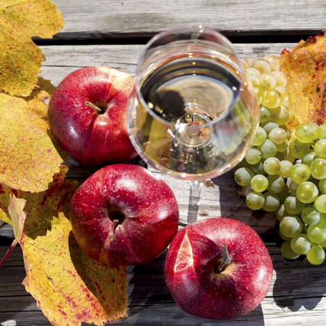 Wein, Weintrauben und Äpfel im steirischen Herbst | © STG | Harry Schiffer