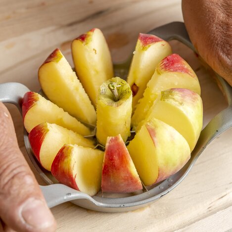 Apfel spalten | © STG | www.johannesgeyer.com