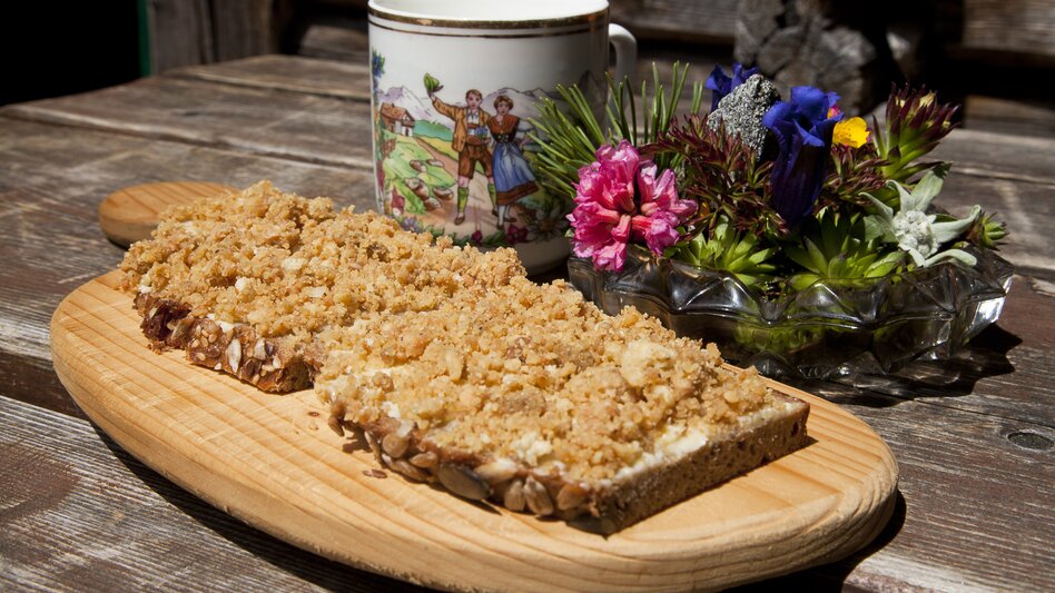 Typical cheese bread at the hut Breitlahnhütte, natural preserve Sölktäler (Schladming-Dachstein) | © Steiermark Tourismus | Uwe Grinzinger