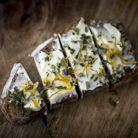 Die kulinarische Steiermark: Butterbrot mit Kräutern und Blüten. | © STG | Tom Lamm