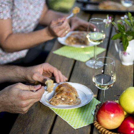 Apfelstrudel-Pause auf der Weinland Steiermark Radtour. Haus des Apfel, Puch bei Weiz | © STG | Tom Lamm