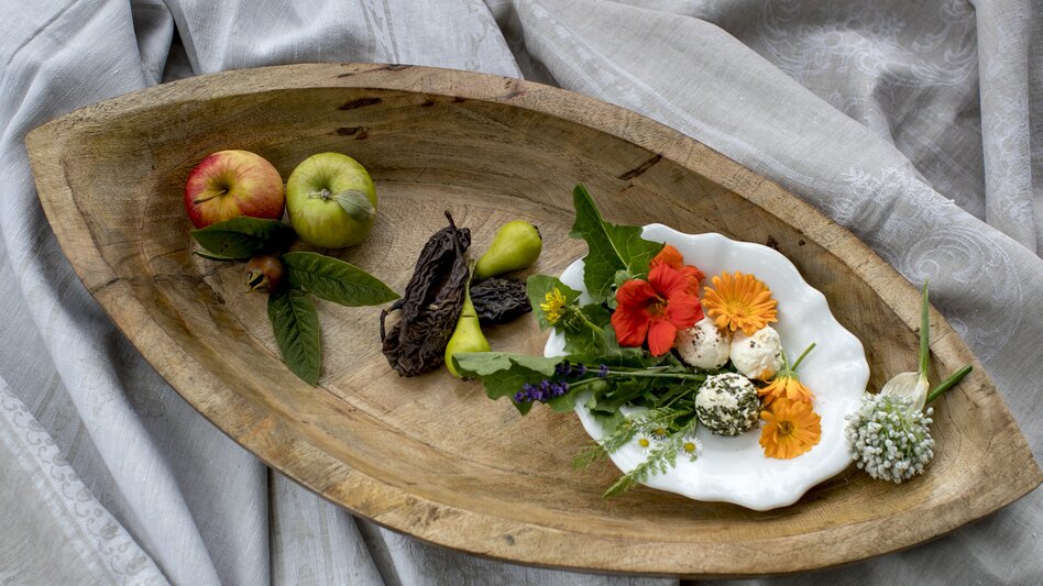 The culinary Styria: apple, dried pear, blossoms and herbs - the Eastern Styria | © Steiermark Tourismus | Tom Lamm