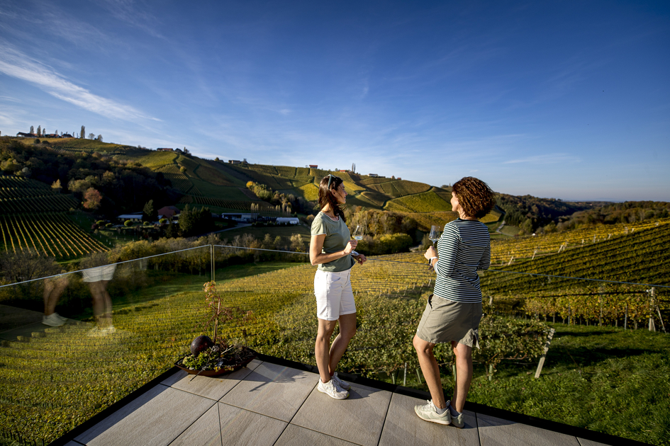 Enjoying wine and landscape: Weinschmiede 18, Gamltz | © Steiermark Tourismus | Tom Lamm