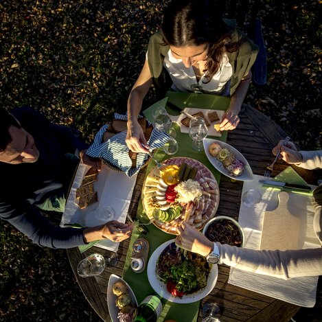 Buschenschank-Jause bei der Weinland Steiermark Radtour: Adam am Schererkogl, Gamlitz | © STG | Tom Lamm
