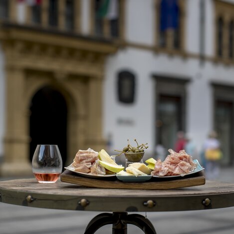 GenussHauptstadt-Genuss mit Vulcano-Schinken, Arzberger-Käse und steirischem Rosé | © STG | Tom Lamm