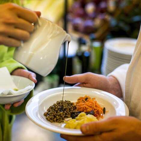 Regionale Genüsse im Marktrestaurant der Therme Loipersdorf, Thermenland Steiermark  | © STG | Tom Lamm