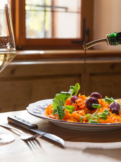 Vegan Buschenschank snack, Vineyard Kögl (Southern Styria) | © Steiermark Tourismus | Harry Schiffer