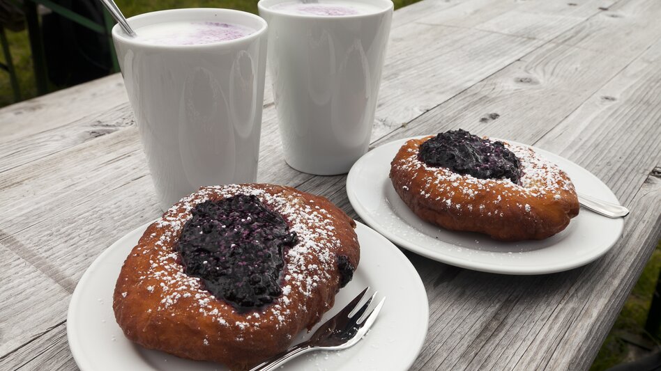 Doughnuts and buttermilk with blueberries at the Keinprechthütte (Schladminger Tauern) | © Steiermark Tourismus | Uwe Grinzinger