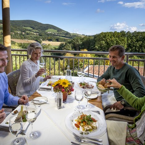 MIttagessen mit Weitblick: Die Terrasse im Hotel Retter, Pöllauberg, Oststeiermark | © STG | Tom Lamm