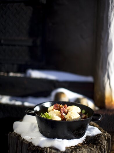 Meat dumplings with sauerkraut, Ederhof, Ramsau am Dachstein | © Steiermark Tourismus | Tom Lamm