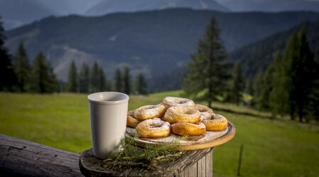 Bauernkrapfen mit Buttermilch, Walcheralm, Ramsau am Dachstein  | © STG | Tom Lamm
