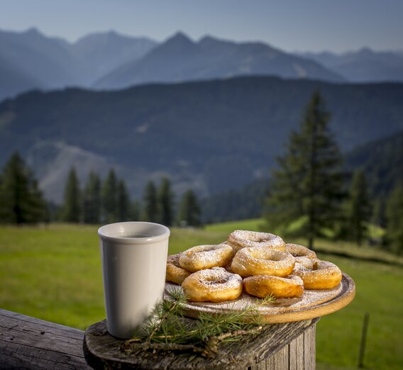 Bauernkrapfen mit Buttermilch, Walcheralm, Ramsau am Dachstein  | © STG | Tom Lamm