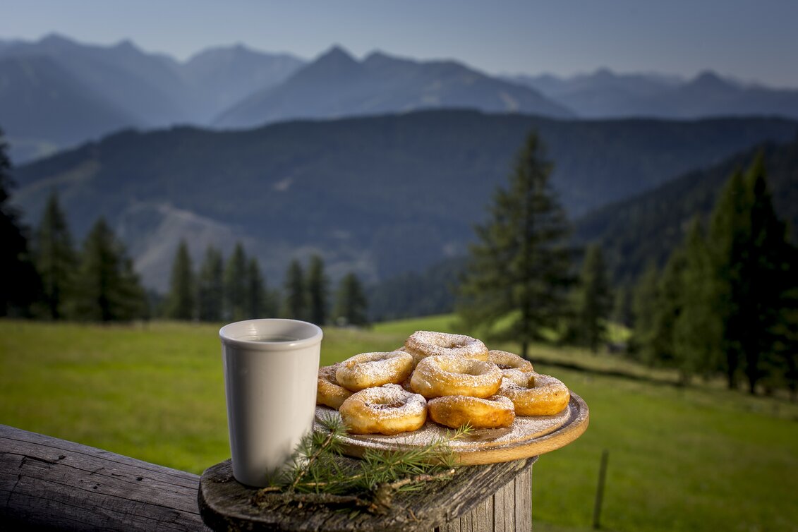 Bauernkrapfen mit Buttermilch, Walcheralm, Ramsau am Dachstein  | © STG | Tom Lamm