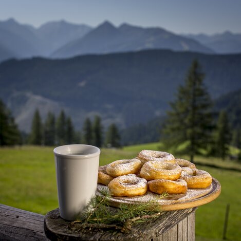 Bauernkrapfen mit Buttermilch, Walcheralm, Ramsau am Dachstein  | © STG | Tom Lamm