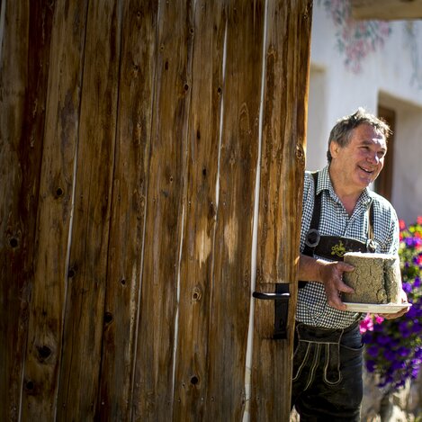 Herbert Walcher, sen., mit Steirerkas vor seiner Käserei auf der Walcheralm, Ramsau am Dachstein | © STG | Tom Lamm