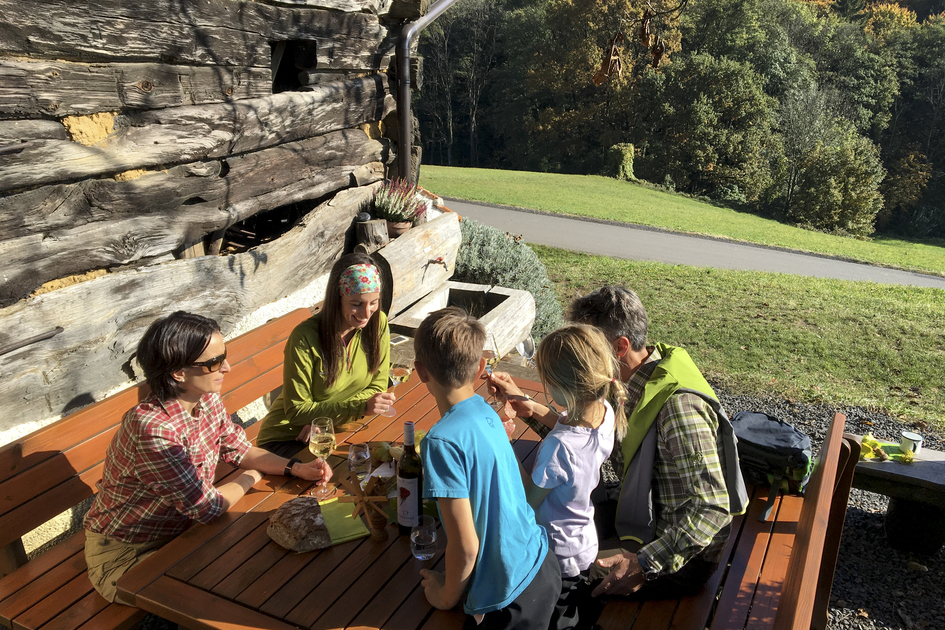 Taking a pause at the hiking route "from glacier to wine" at Klöch | © Steiermark Tourismus | Eva Pommer
