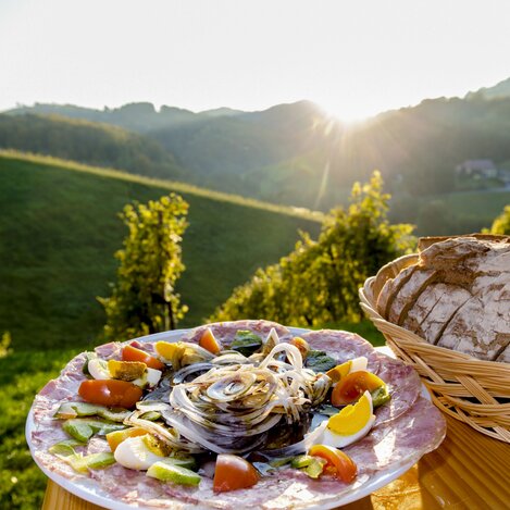 Brettljause und Saures im Buschenschank mit Aussicht, Südsteiermark | © STG | Harry Schiffer
