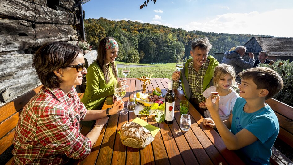 Snack at the old "Kellerstöckl" in Klöch  | © Steiermark Tourismus | Tom Lamm