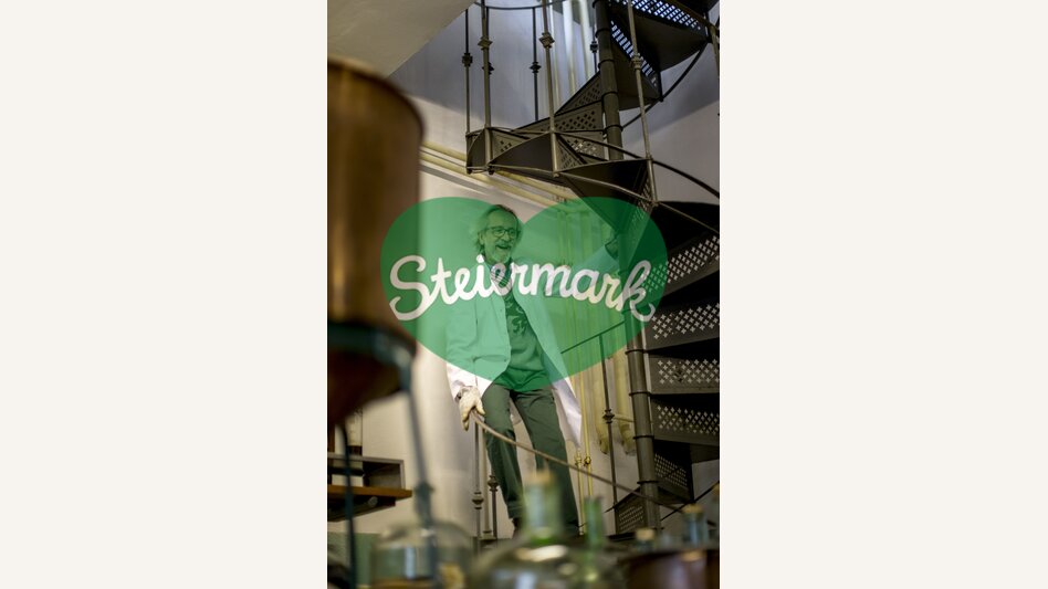 Cajetan Arzberger mit den Likören seiner Likörmanufaktur in Mariazell | © STG | Tom Lamm