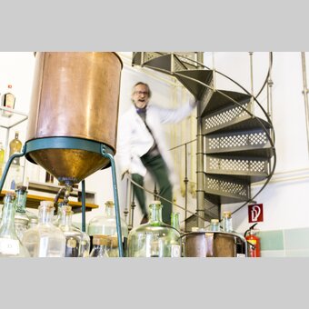 Cajetan Arzberger mit den Likören seiner Likörmanufaktur in Mariazell | © STG | Tom Lamm