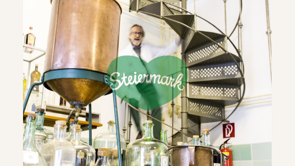 Cajetan Arzberger mit den Likören seiner Likörmanufaktur in Mariazell | © STG | Tom Lamm