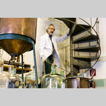 Cajetan Arzberger mit den Likören seiner Likörmanufaktur in Mariazell | © STG | Tom Lamm