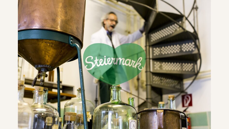 Cajetan Arzberger mit den Likören seiner Likörmanufaktur in Mariazell | © STG | Tom Lamm