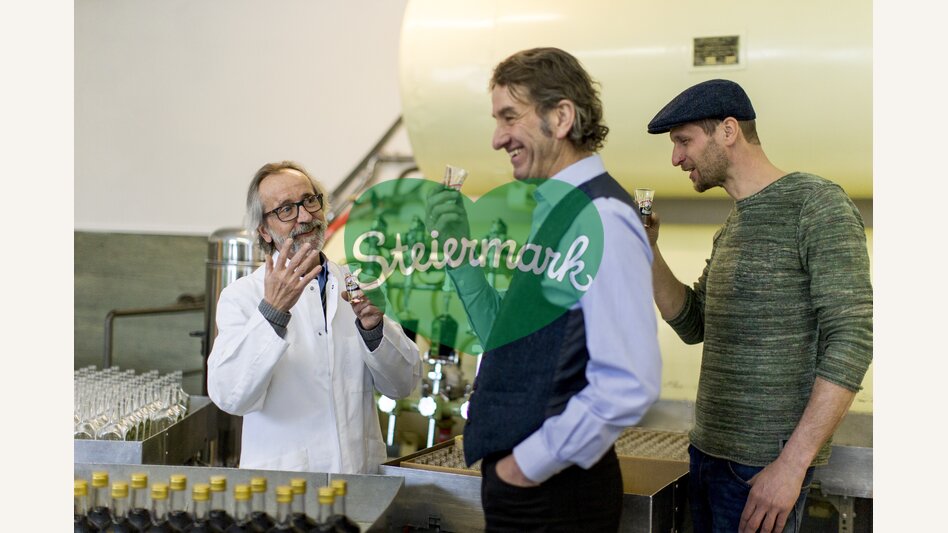 Verkostung des Mariazeller Magenlikörs mit Cajetan Arzberger (li) in der Likörmanufaktur in Mariazell  | © STG | Tom Lamm